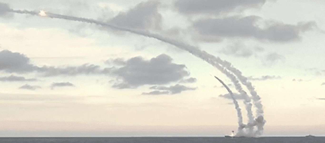 Kρουζ Kalibr πλήττει τον στόχο του με βoλή ακριβείας από απόσταση 700 χλμ. (βίντεο)